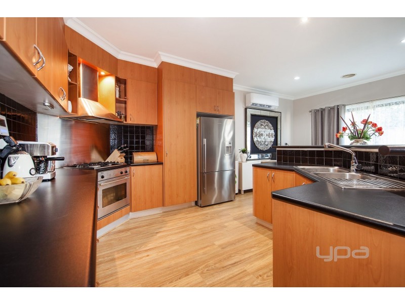 10 Naracoorte Drive, Caroline Springs VIC 3023