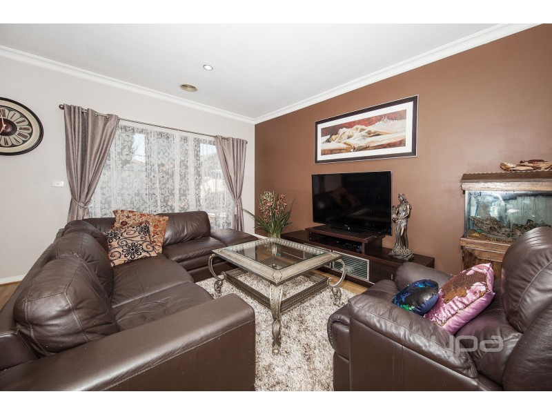 10 Naracoorte Drive, Caroline Springs VIC 3023