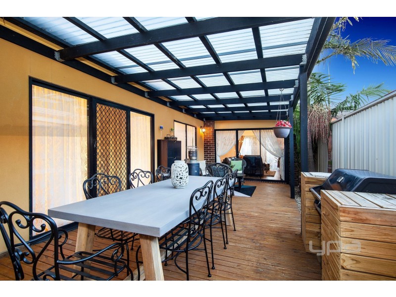 10 Naracoorte Drive, Caroline Springs VIC 3023