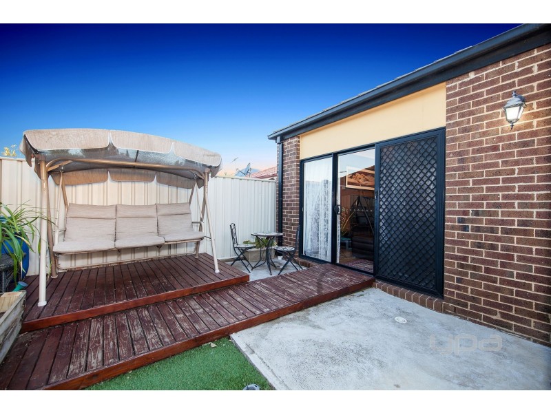 10 Naracoorte Drive, Caroline Springs VIC 3023