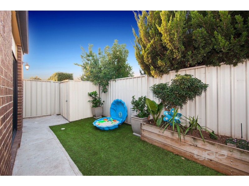 10 Naracoorte Drive, Caroline Springs VIC 3023