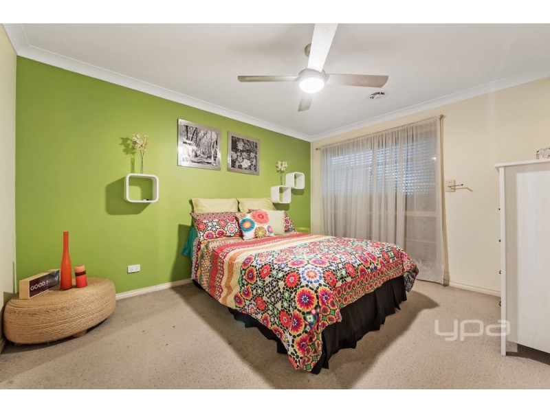 16 Creekbank Place, Caroline Springs VIC 3023