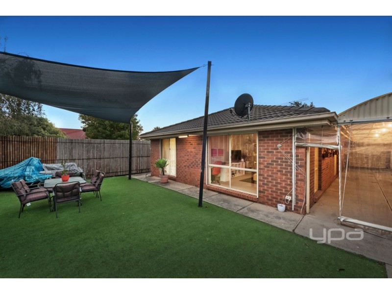 16 Creekbank Place, Caroline Springs VIC 3023