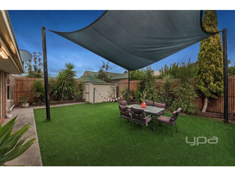 16 Creekbank Place, Caroline Springs VIC 3023