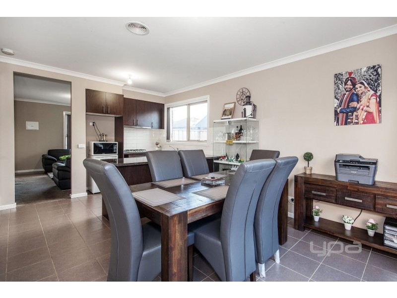 15/40 McCubbin Way, Caroline Springs VIC 3023