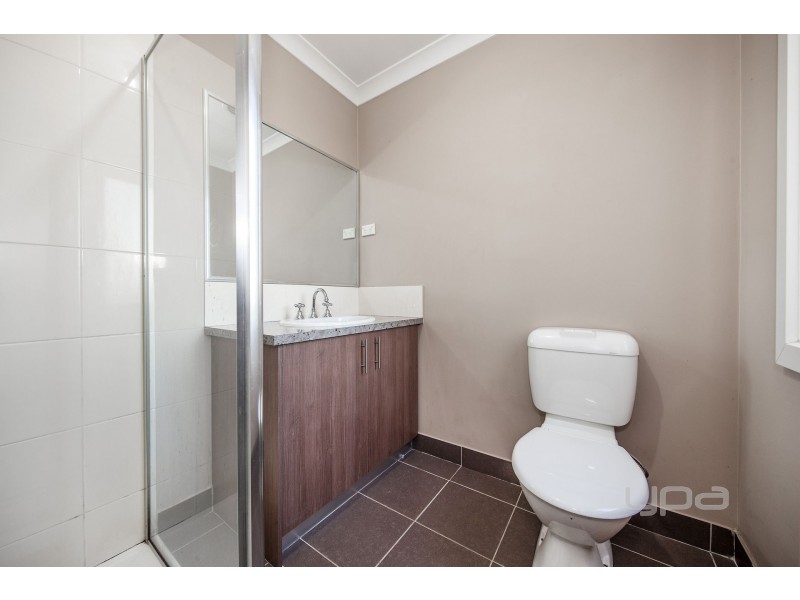 15/40 McCubbin Way, Caroline Springs VIC 3023