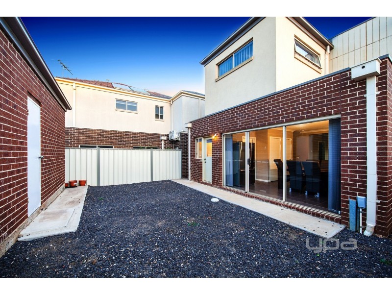 15/40 McCubbin Way, Caroline Springs VIC 3023