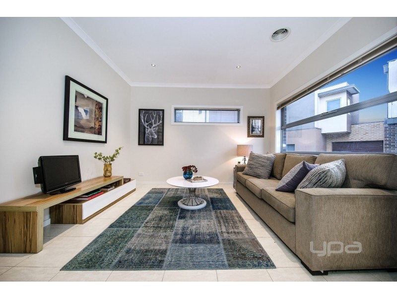 2/1 Dargi Green, Caroline Springs VIC 3023
