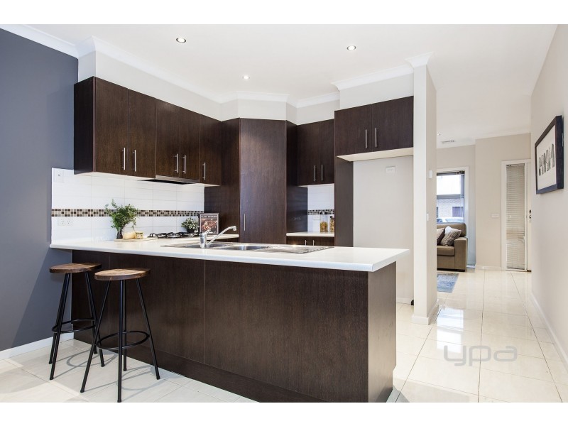 2/1 Dargi Green, Caroline Springs VIC 3023