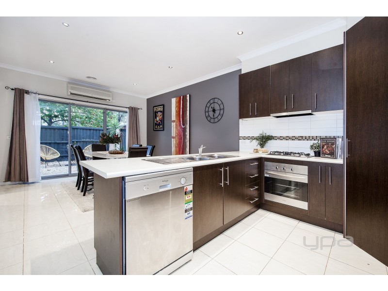 2/1 Dargi Green, Caroline Springs VIC 3023