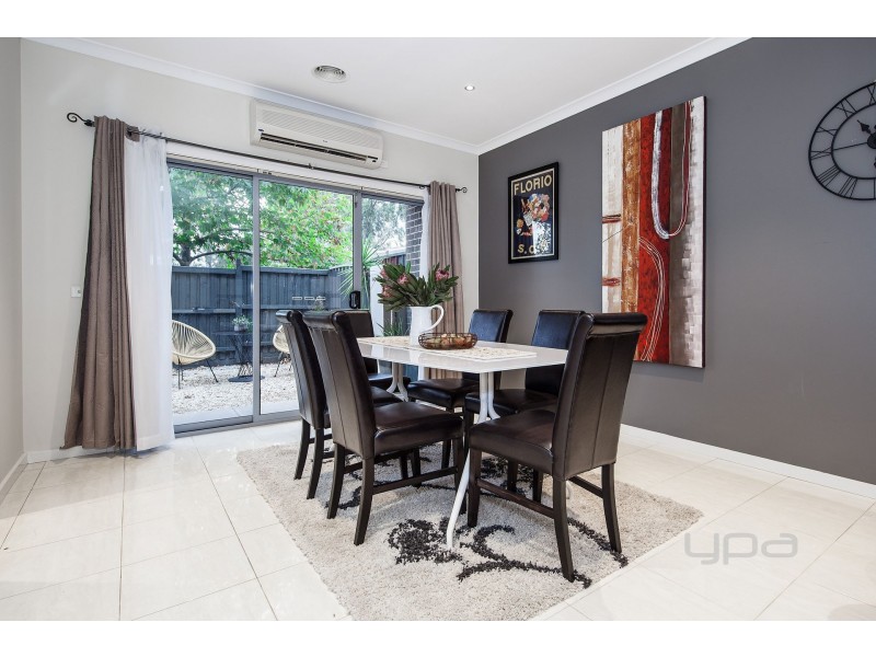 2/1 Dargi Green, Caroline Springs VIC 3023