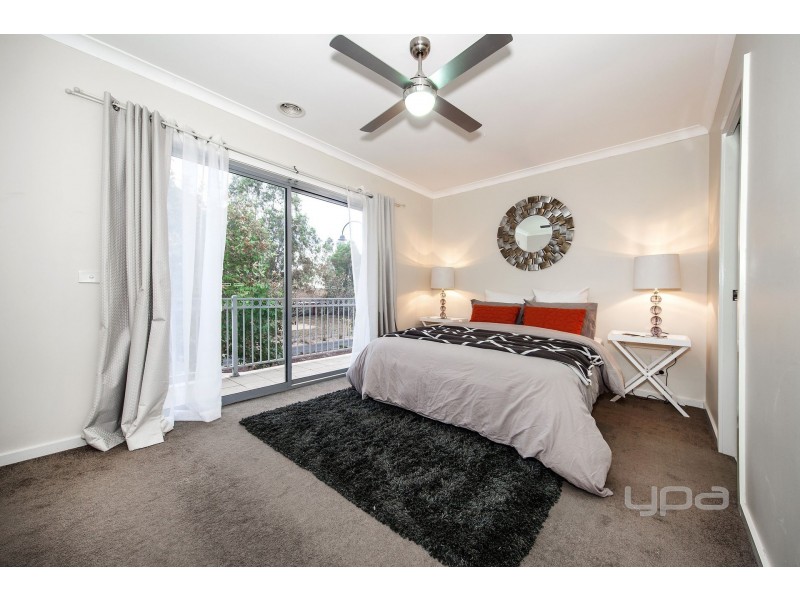 2/1 Dargi Green, Caroline Springs VIC 3023