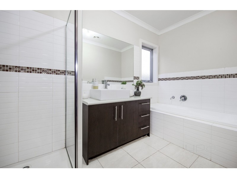 2/1 Dargi Green, Caroline Springs VIC 3023