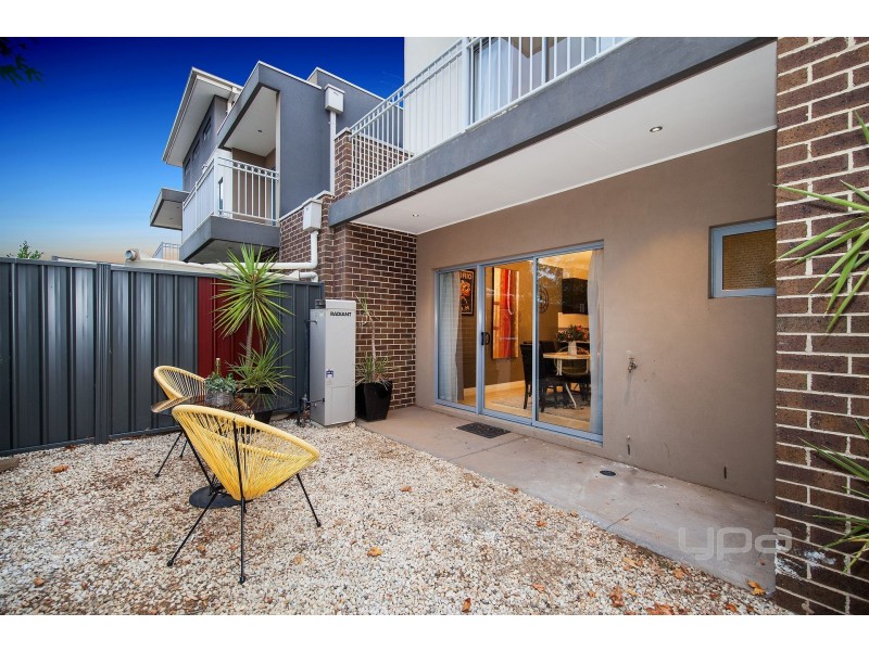 2/1 Dargi Green, Caroline Springs VIC 3023