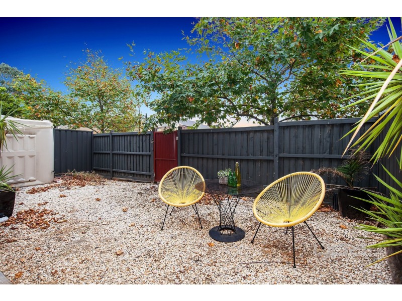 2/1 Dargi Green, Caroline Springs VIC 3023