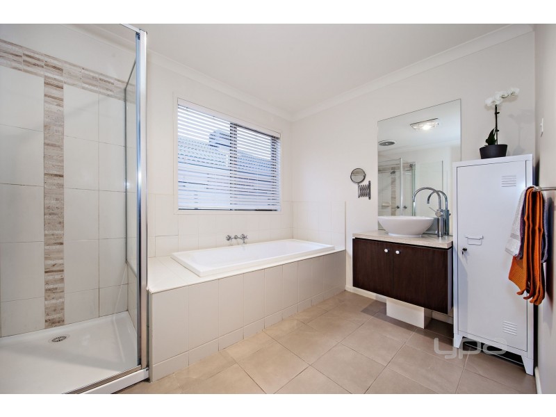 124 Tenterfield Drive, Burnside Heights VIC 3023