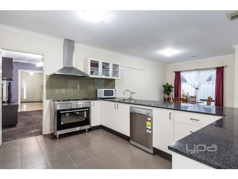7 Daly Circuit, Caroline Springs VIC 3023