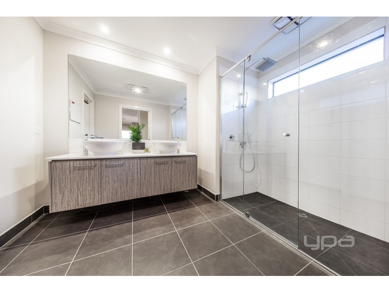 13 Kennedy Drive, Plumpton VIC 3335