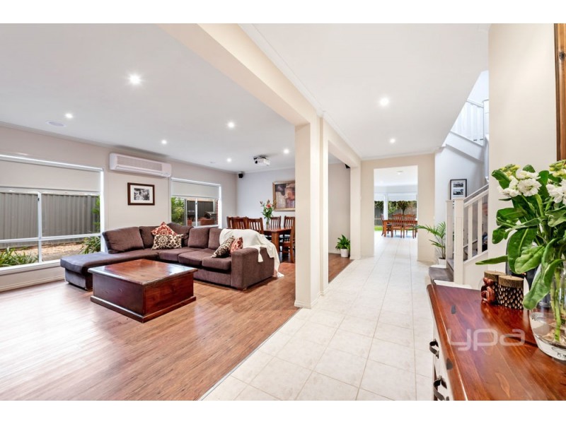 9 Dobell Crescent, Caroline Springs VIC 3023