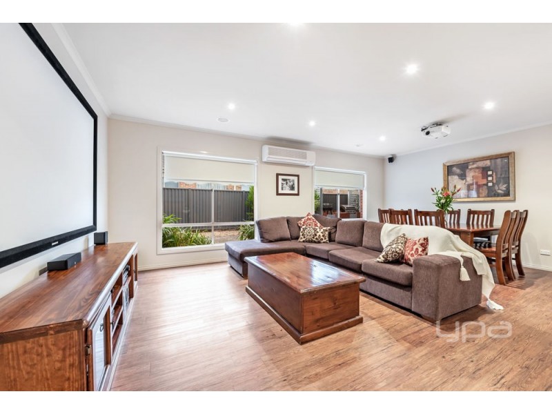 9 Dobell Crescent, Caroline Springs VIC 3023