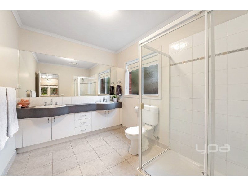 9 Dobell Crescent, Caroline Springs VIC 3023