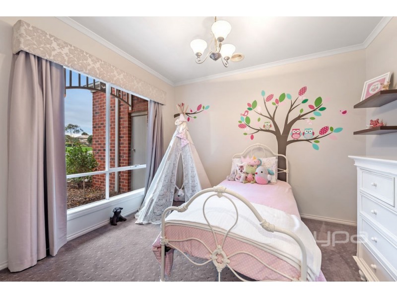 9 Dobell Crescent, Caroline Springs VIC 3023