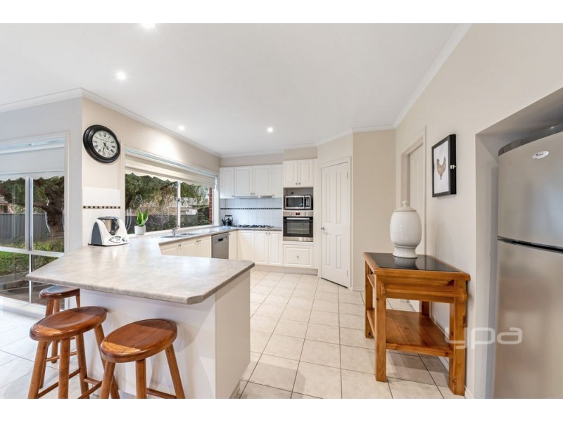 9 Dobell Crescent, Caroline Springs VIC 3023