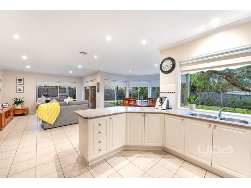 9 Dobell Crescent, Caroline Springs VIC 3023