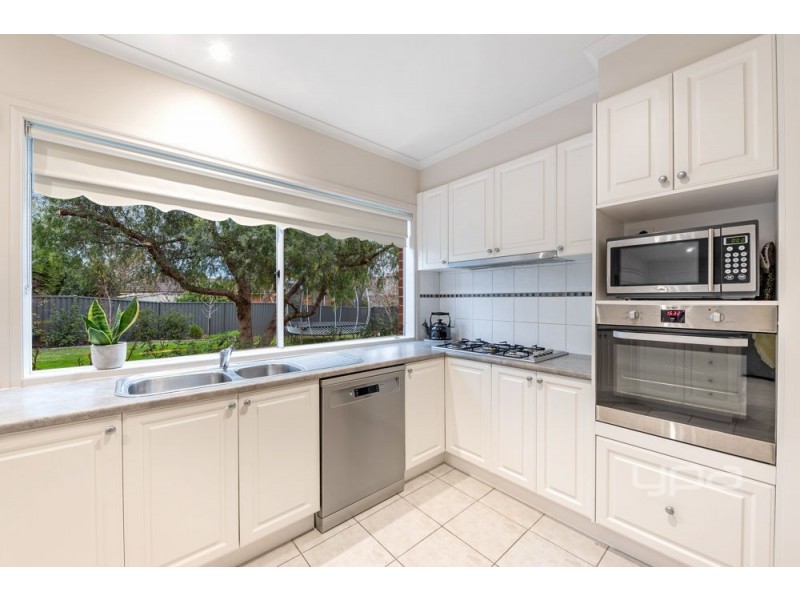 9 Dobell Crescent, Caroline Springs VIC 3023