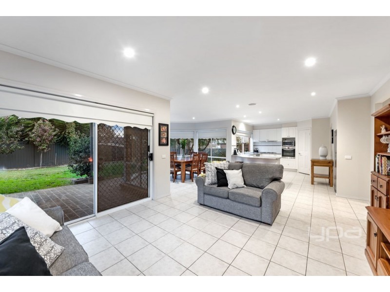 9 Dobell Crescent, Caroline Springs VIC 3023