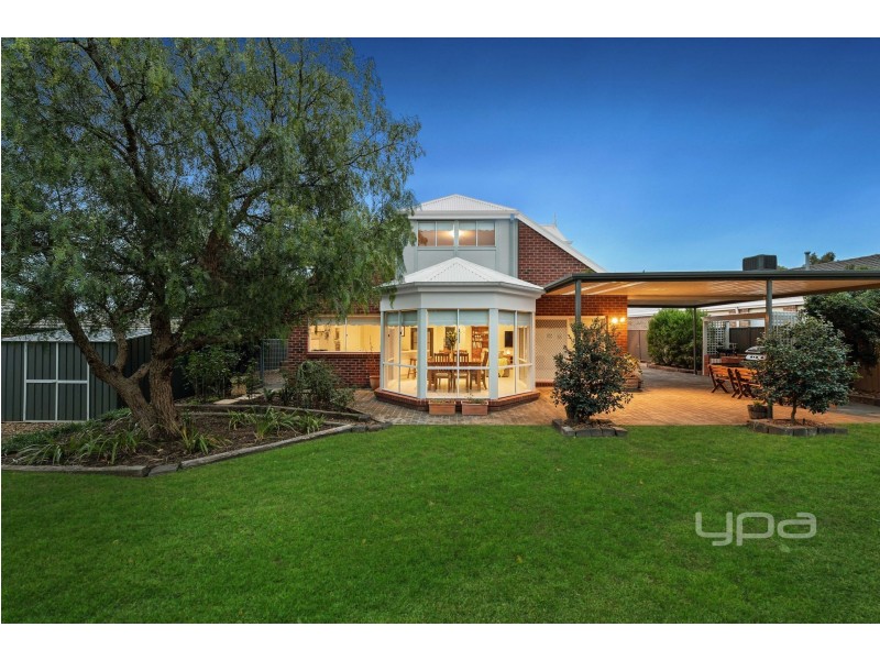 9 Dobell Crescent, Caroline Springs VIC 3023