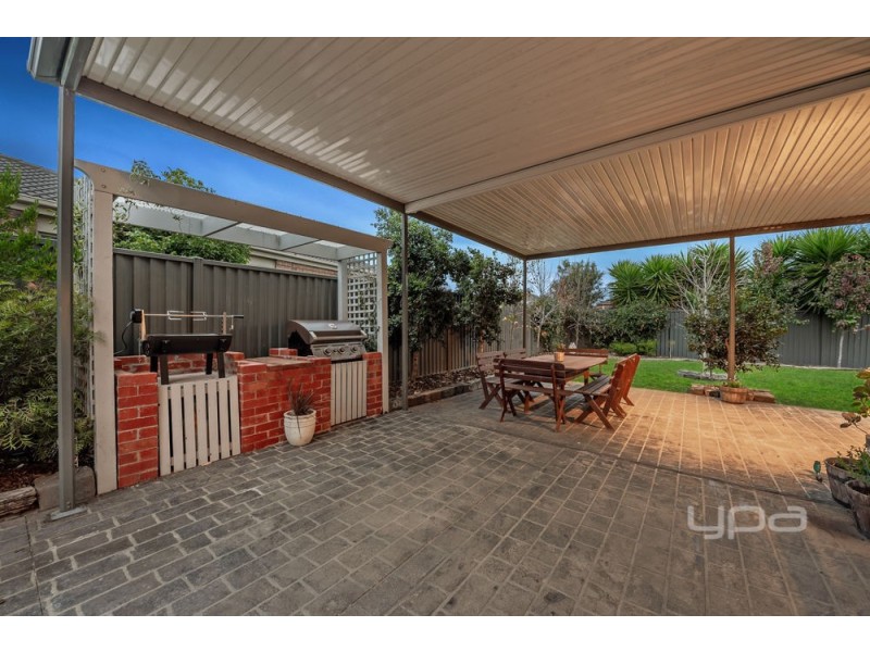 9 Dobell Crescent, Caroline Springs VIC 3023