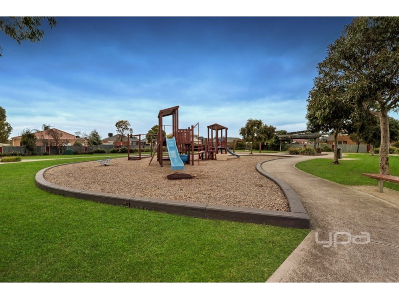 9 Dobell Crescent, Caroline Springs VIC 3023