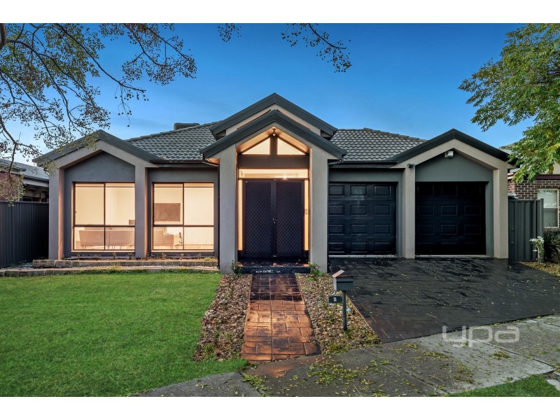 2 Tucker Place, Caroline Springs VIC 3023