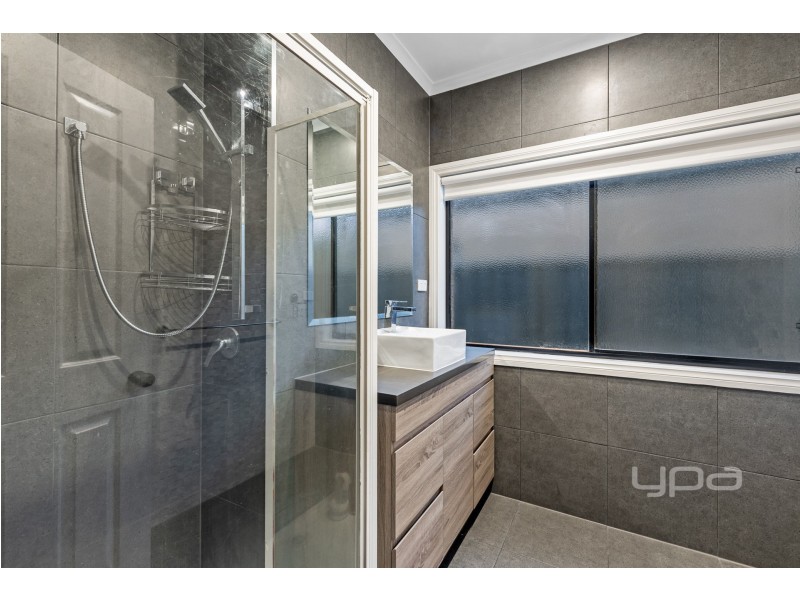 2 Tucker Place, Caroline Springs VIC 3023