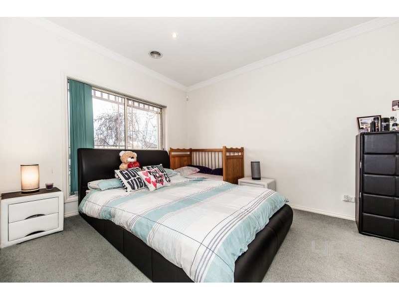 34 Dickerson Way, Caroline Springs VIC 3023