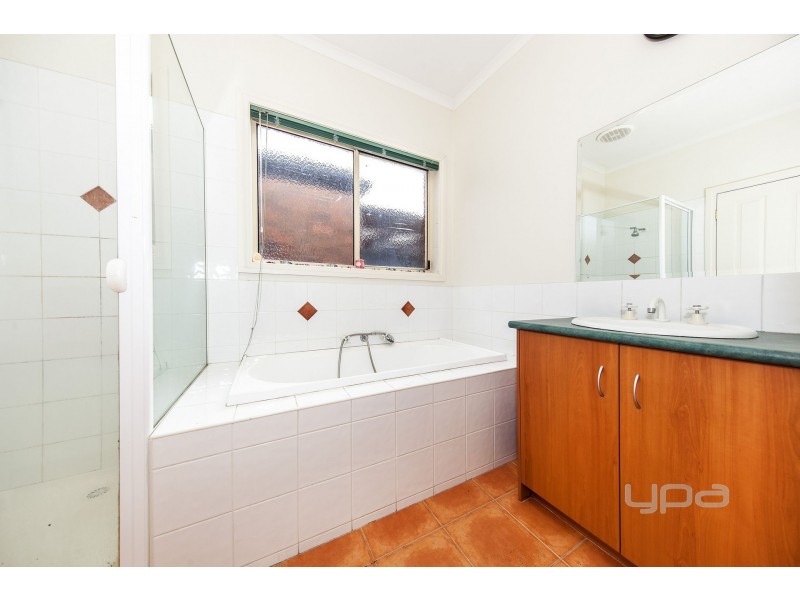 34 Dickerson Way, Caroline Springs VIC 3023