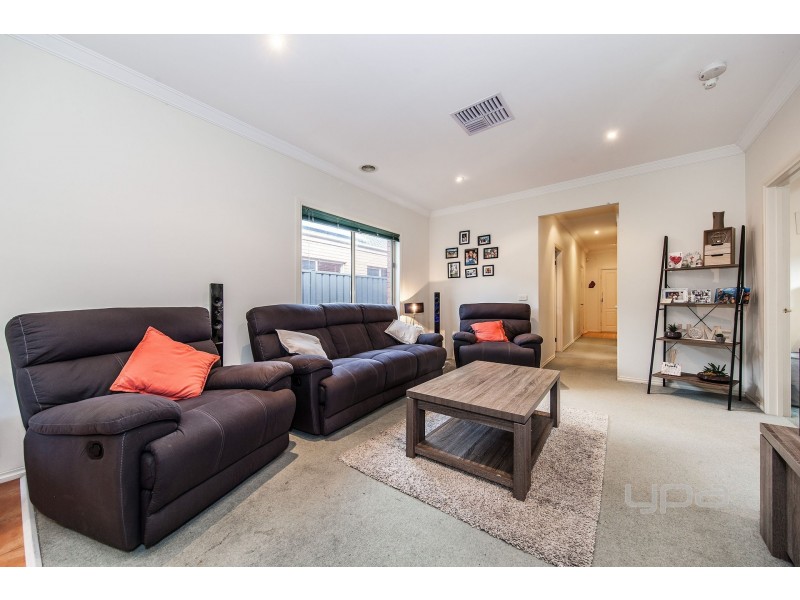 34 Dickerson Way, Caroline Springs VIC 3023