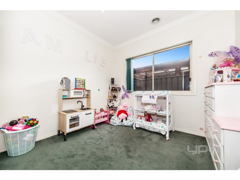34 Dickerson Way, Caroline Springs VIC 3023