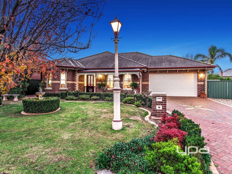 35 Kyneton Circuit, Caroline Springs VIC 3023