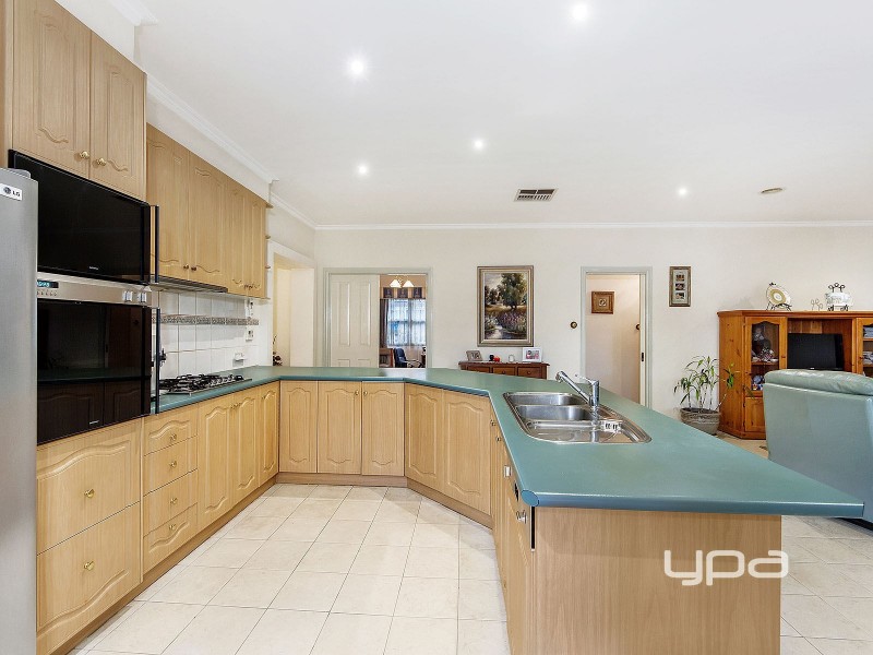 35 Kyneton Circuit, Caroline Springs VIC 3023