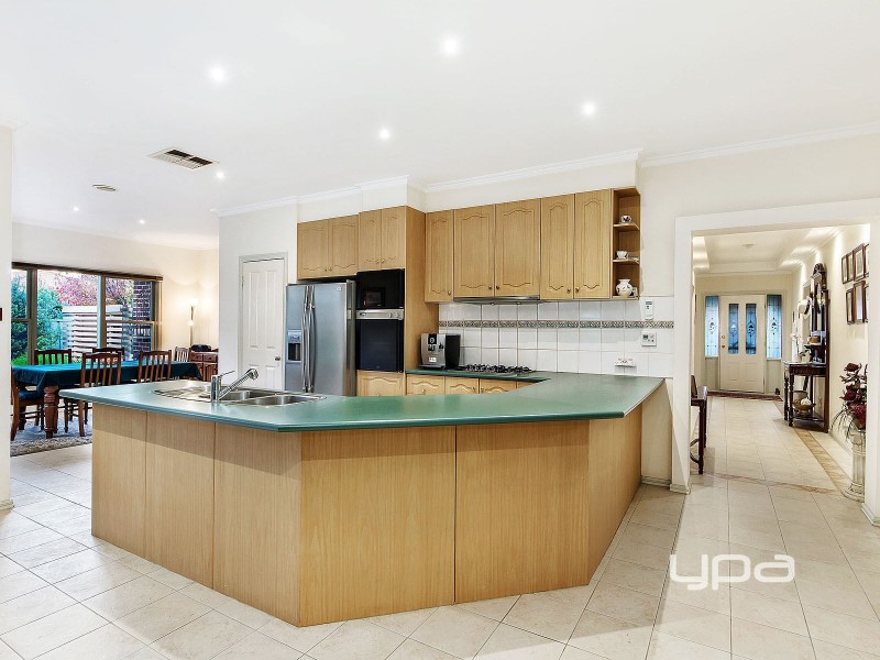 35 Kyneton Circuit, Caroline Springs VIC 3023