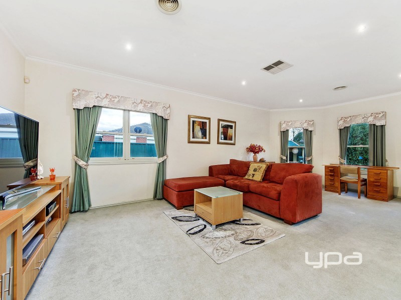 35 Kyneton Circuit, Caroline Springs VIC 3023