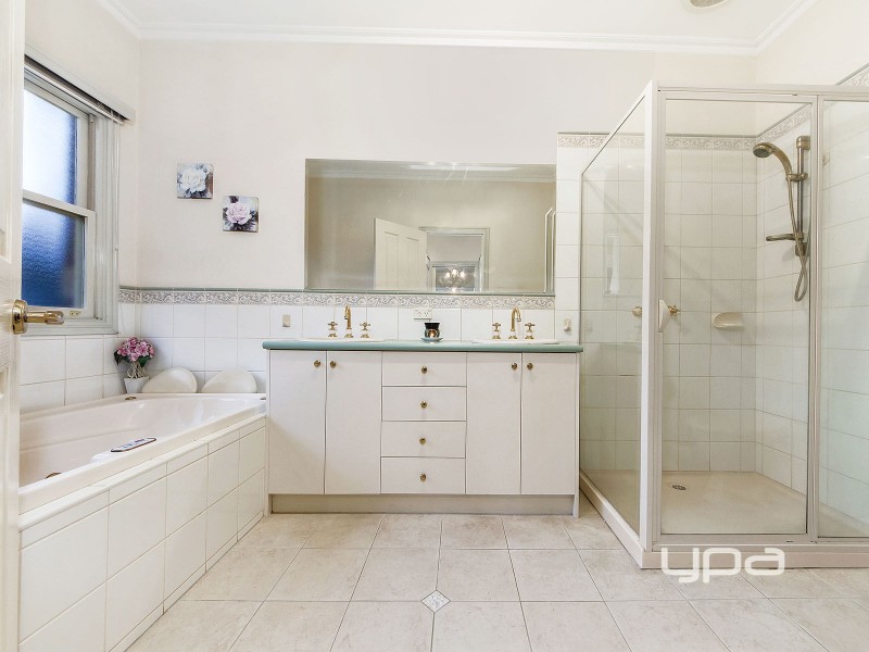 35 Kyneton Circuit, Caroline Springs VIC 3023