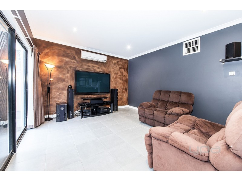 5 Gairdners Pass, Caroline Springs VIC 3023