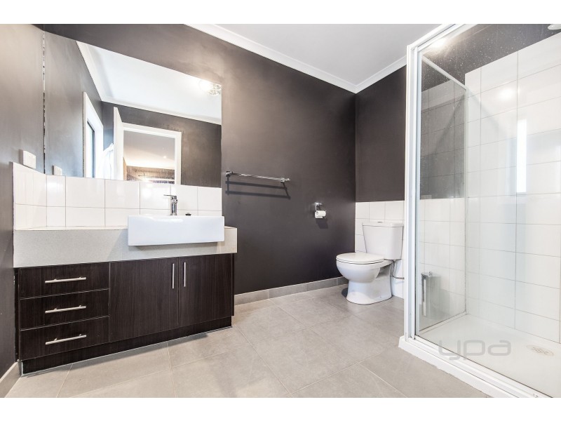 5 Gairdners Pass, Caroline Springs VIC 3023