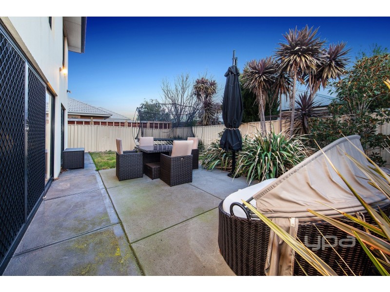 5 Gairdners Pass, Caroline Springs VIC 3023