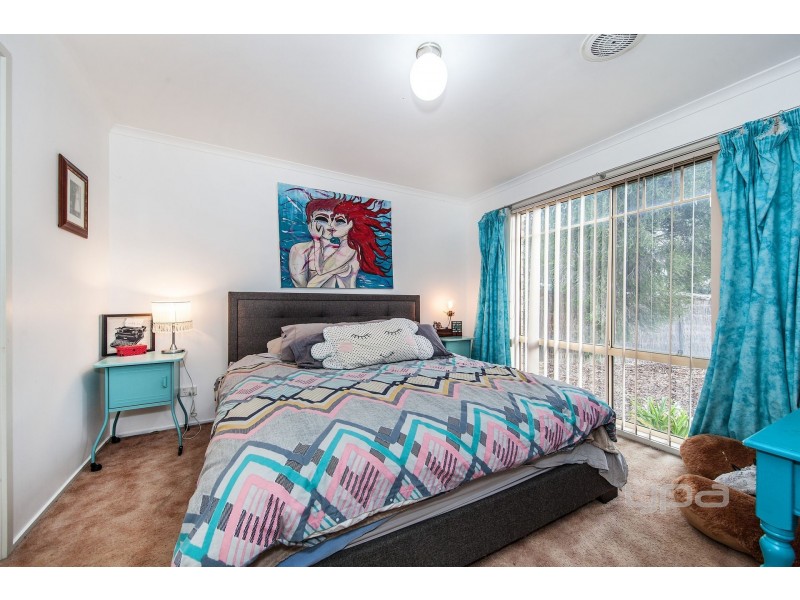 8 Patterson Close, Caroline Springs VIC 3023