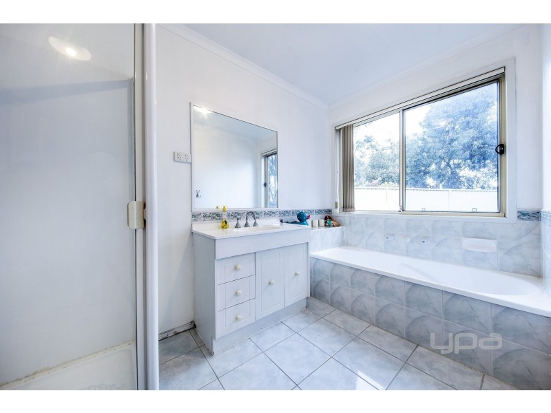 8 Patterson Close, Caroline Springs VIC 3023