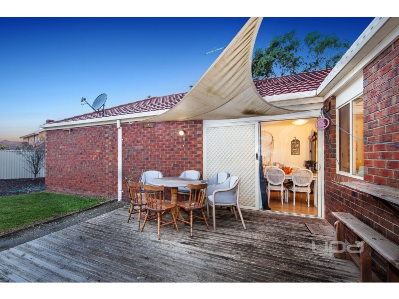 8 Patterson Close, Caroline Springs VIC 3023